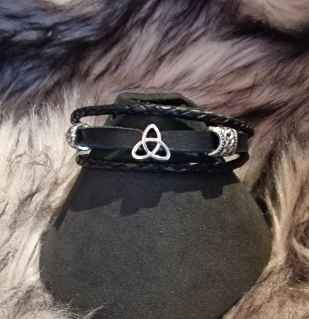 Leather bracelet triquetra Black 380.-NOK